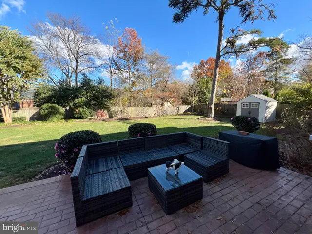 a view of a back yard