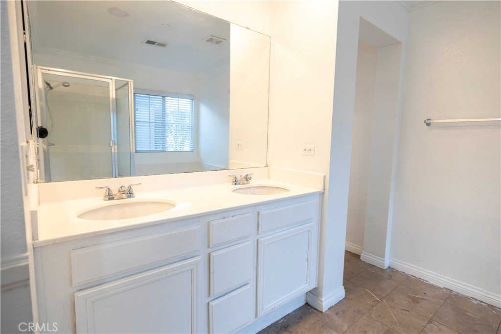 1864 Siena Court Riverside, CA 92501 - Photo 18 of 22 Primary Bedroom Bathroom.