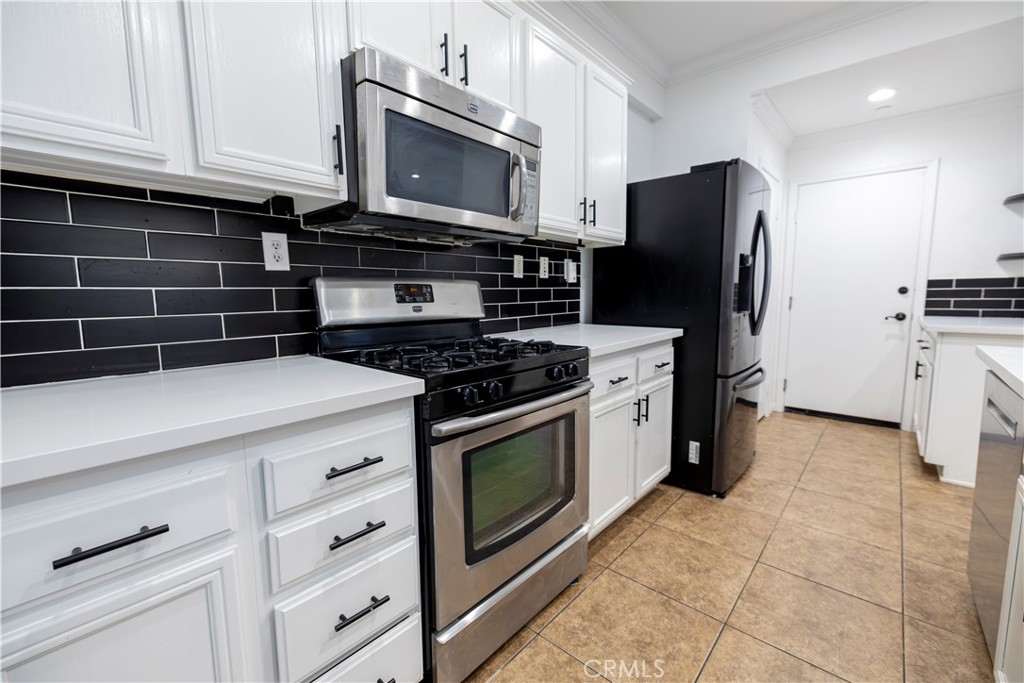 1864 Siena Court Riverside, CA 92501 - Photo 8 of 22 Kitchen.