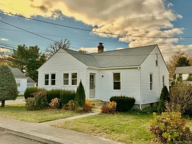 a view of a front of house with a yard