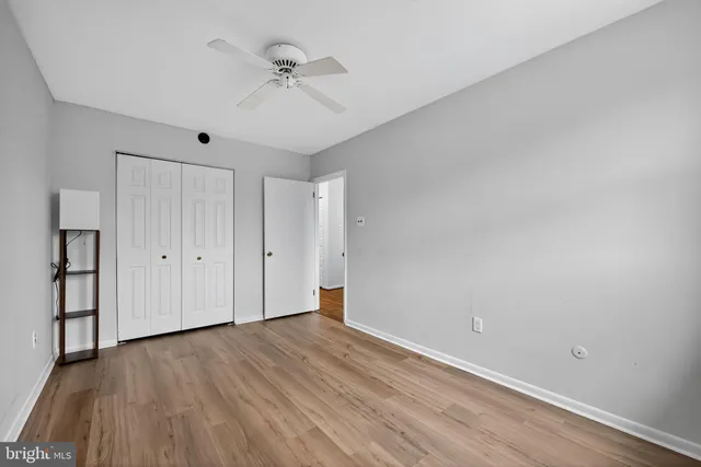 a view of an empty room and a ceiling fan window