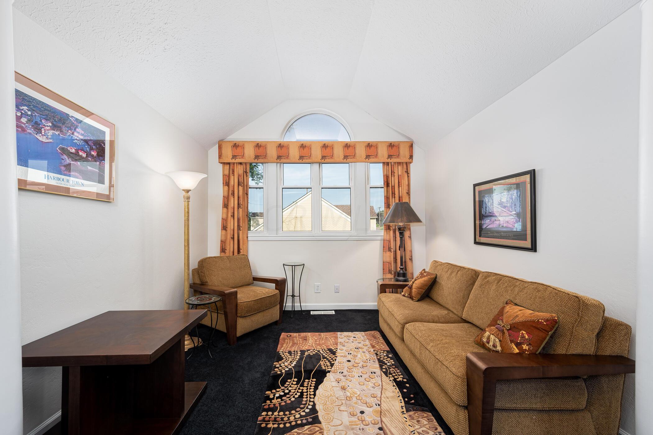 4924 Reed Road, Unit A Columbus, OH 43220 - Photo 25 of 31 Upper Sitting Area