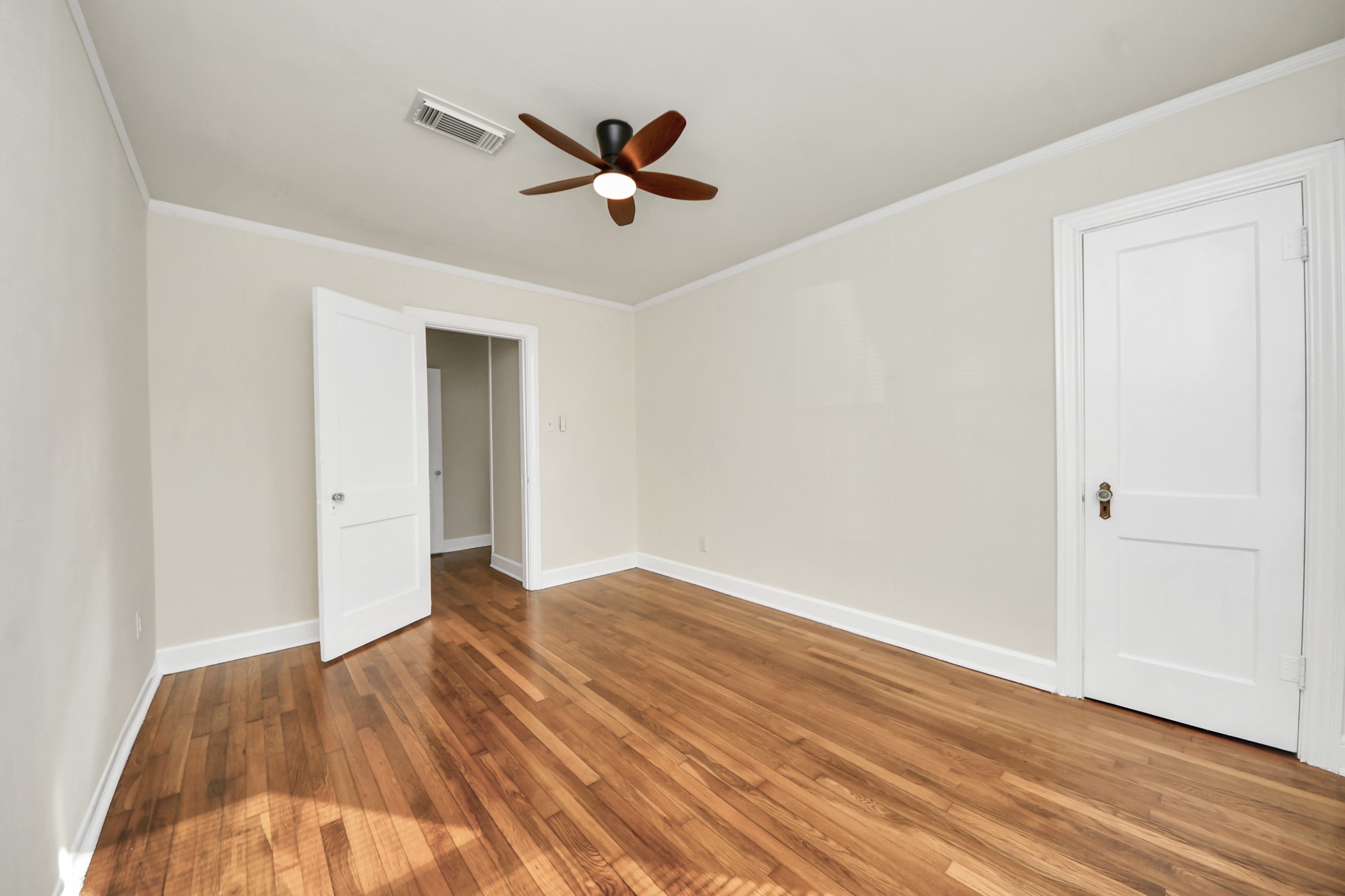 516 Eleanor Street Houston, TX 77009 - Photo 16 of 25 Bedroom #2. Well-sized secondary bedroom offering generous closet storage, wood floors, and neutral tone walls.