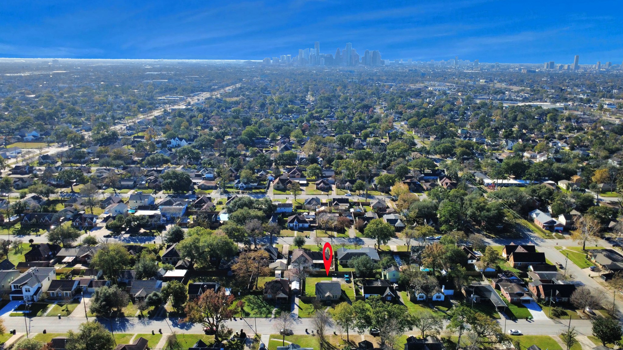 516 Eleanor Street Houston, TX 77009 - Photo 3 of 25 Ideally located in Lindale Park, just minutes from Downtown Houston, popular restaurants, nightlife, and the METRORail system—perfect for enjoying everything the city has to offer.