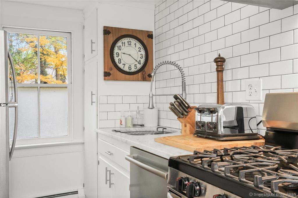 47 Hollow Tree Ridge Road, Unit A Darien, CT 06820 - Photo 14 of 33 Kitchen