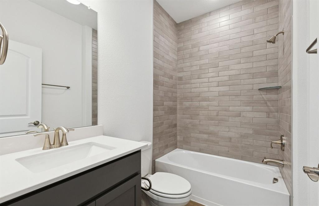 444 Avian Way Godley, TX 76044 - Photo 20 of 22 Secondary bathroom