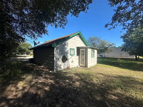 a view of house with backyard and garden