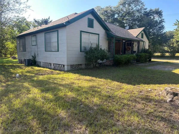 a house that has garden in front of it