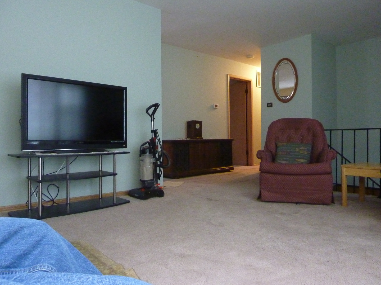 5657 Dover Road Oak Forest, IL 60452 - Photo 4 of 15 a living room with furniture and a flat screen tv