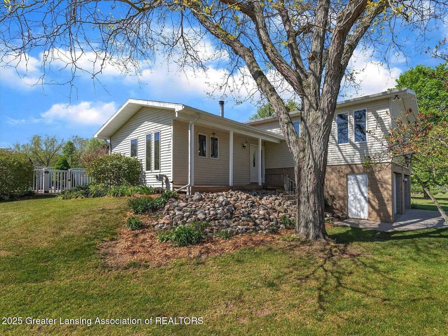 472 South Waverly Road Eaton Rapids, MI 48827 - Photo 2 of 25 4