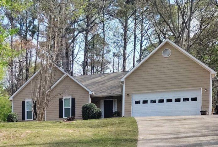 a view of a house with a yard