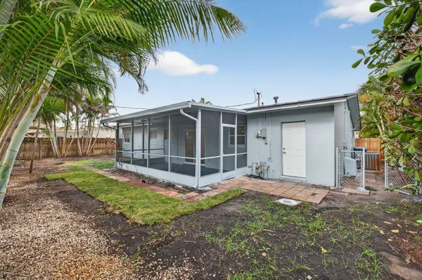 a view of a backyard