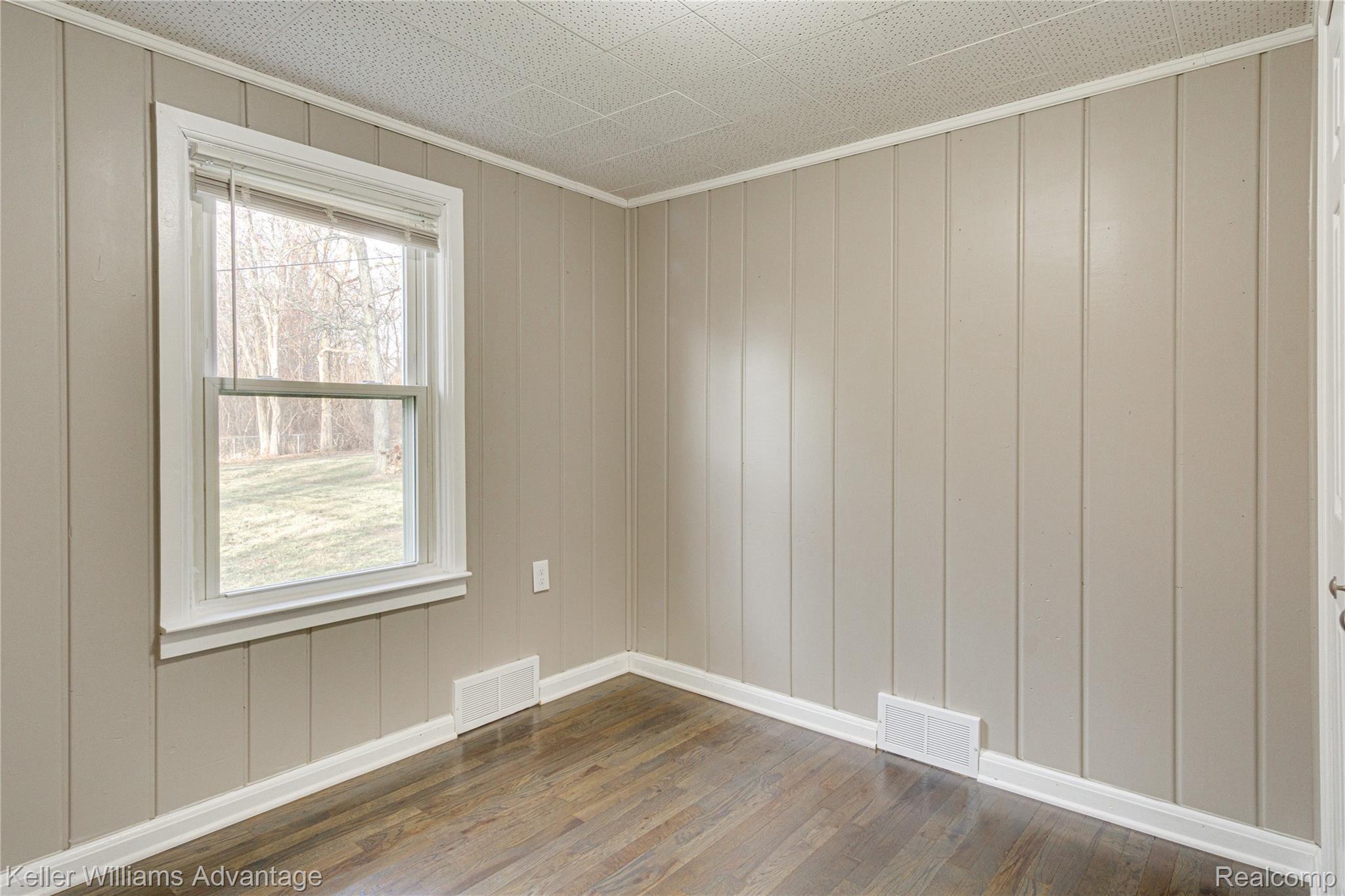 6635 Walters Road Clarkston, MI 48346 - Photo 17 of 36 Bedroom 1.jpg