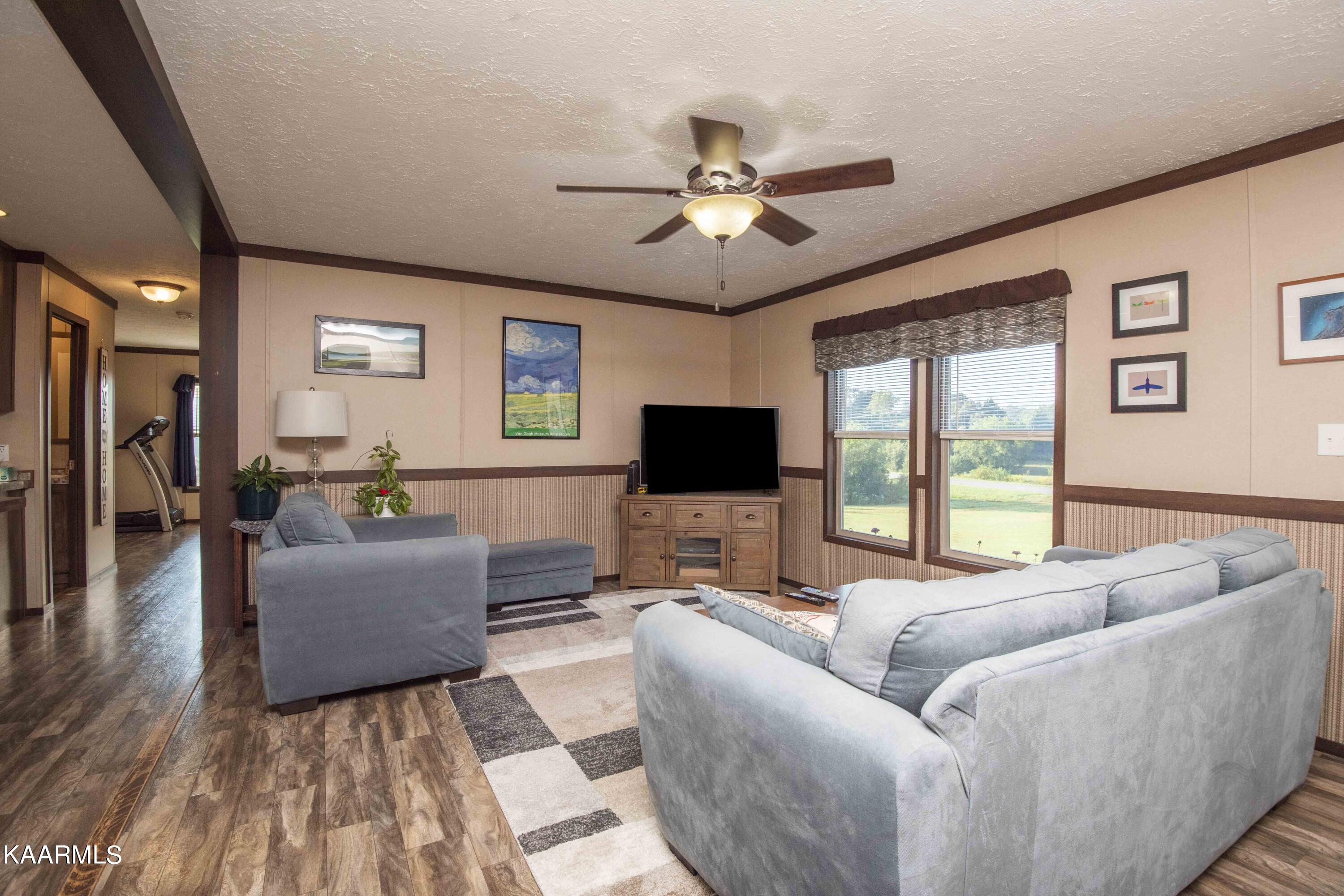 860 Loudon Road Loudon, TN 37774 - Photo 7 of 43 living_1
