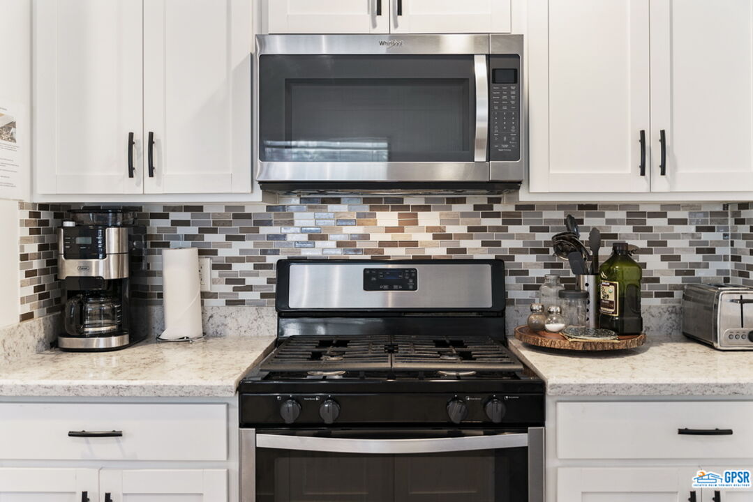 53335 Meadow Drive Idyllwild, CA 92549 - Photo 14 of 35 a kitchen with a stove and cabinets