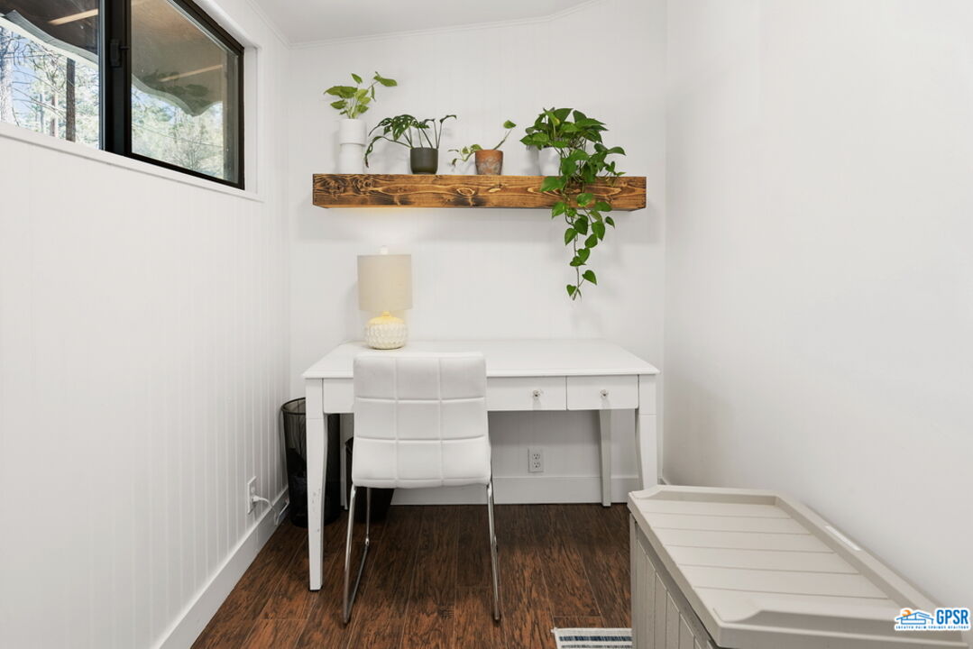 53335 Meadow Drive Idyllwild, CA 92549 - Photo 19 of 35 a room with a table and chair