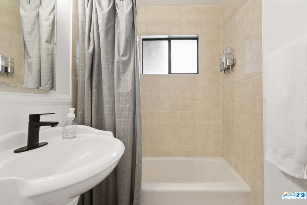 53335 Meadow Drive Idyllwild, CA 92549 - Photo 21 of 35 a bathroom with a sink and a bathtub
