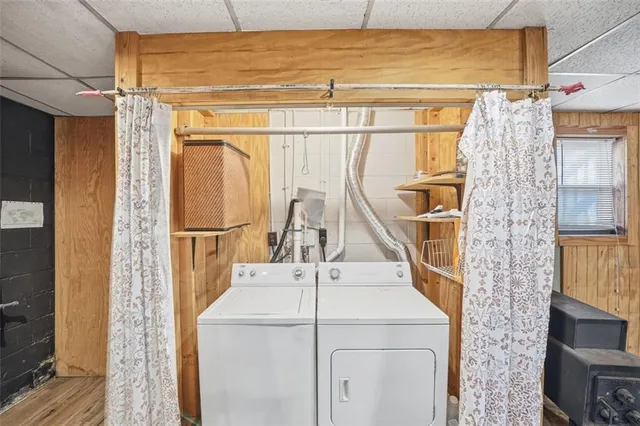 a view of livingroom with furniture