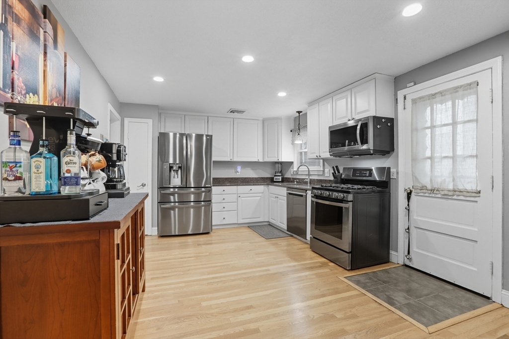 8 Ryan Place Swampscott, MA 01907 - Photo 12 of 39