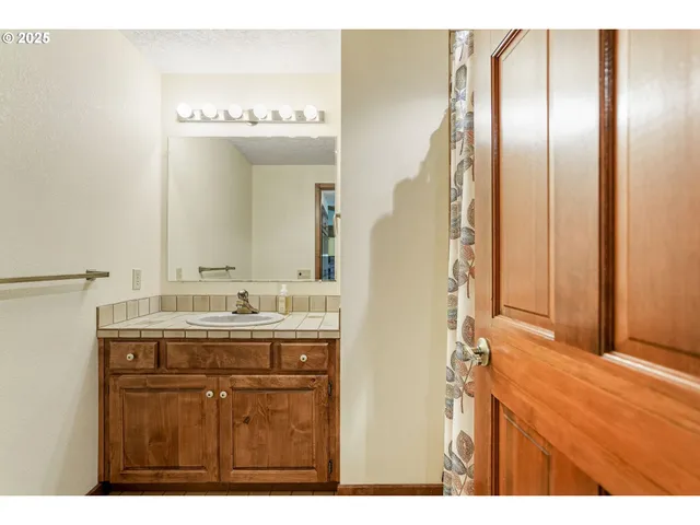 $799,000 | 15195 Silver Lake Drive Northeast, Silverton, OR 97381