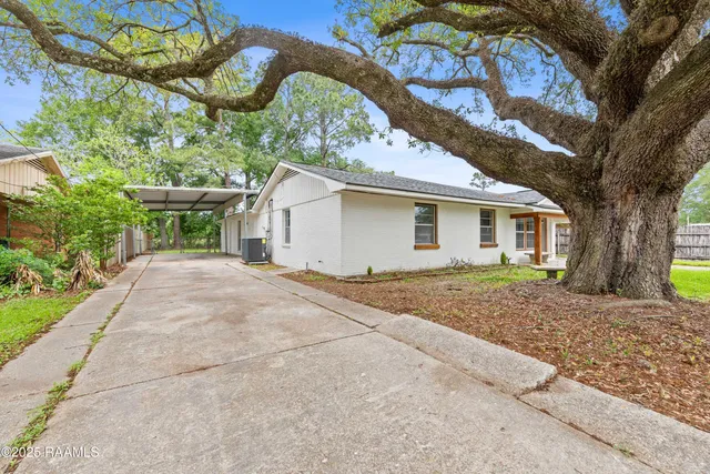 $205,000 | 406 Orange Grove Drive, New Iberia, LA 70560