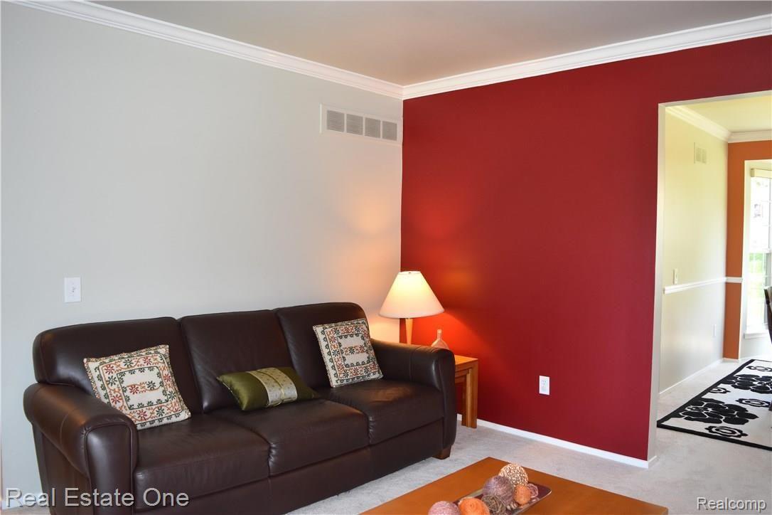 160 Parsons Lane Rochester, MI 48307 - Photo 3 of 32 livingRoom2.jpg