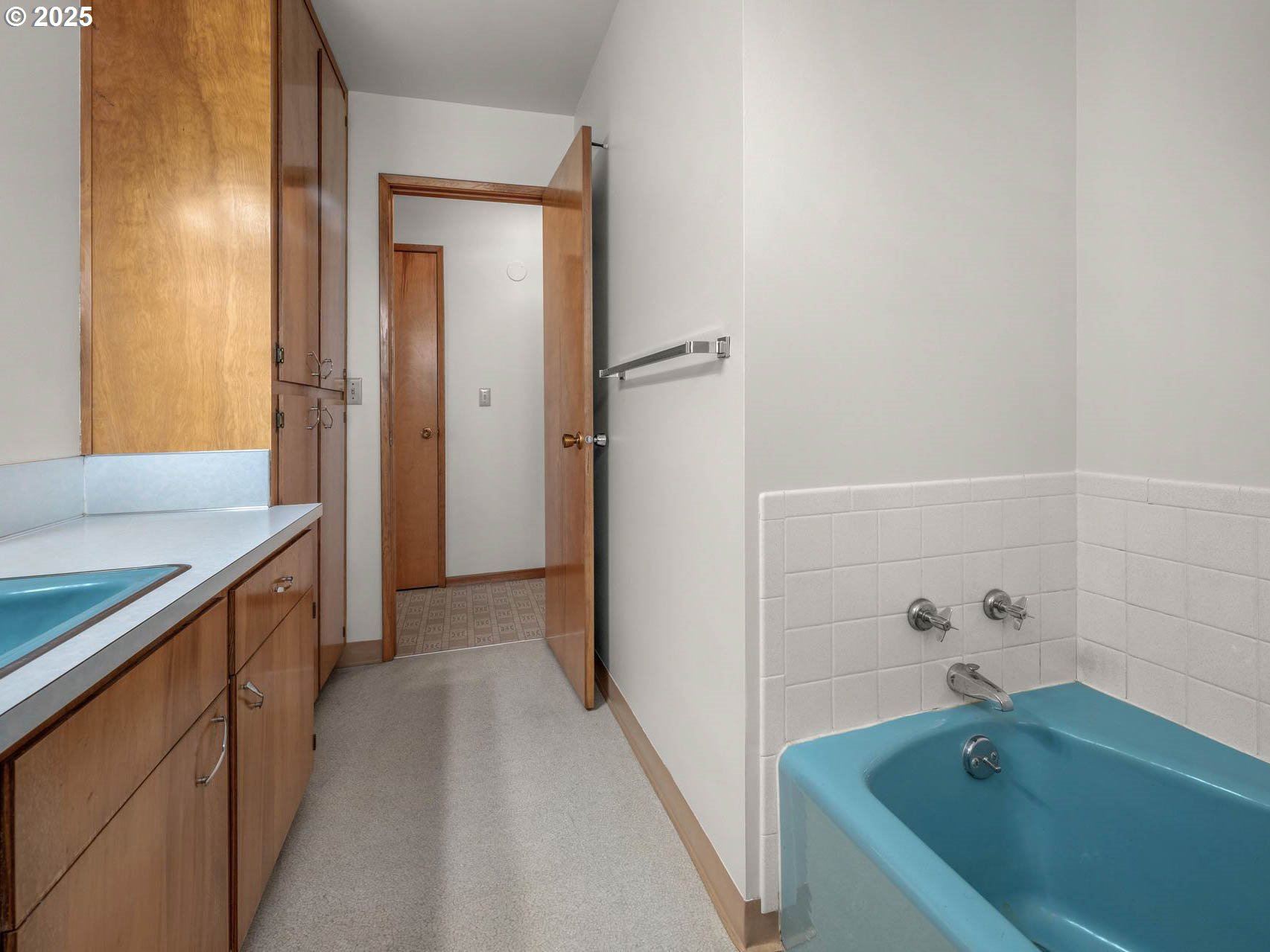 1540 Southeast Morgan Road Hillsboro, OR 97123 - Photo 25 of 48 Bathroom
