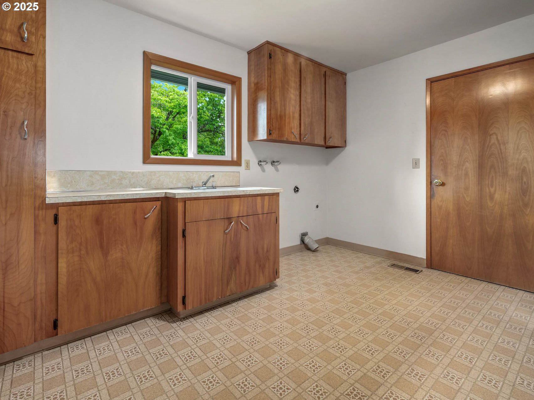 1540 Southeast Morgan Road Hillsboro, OR 97123 - Photo 29 of 48 Utility Room