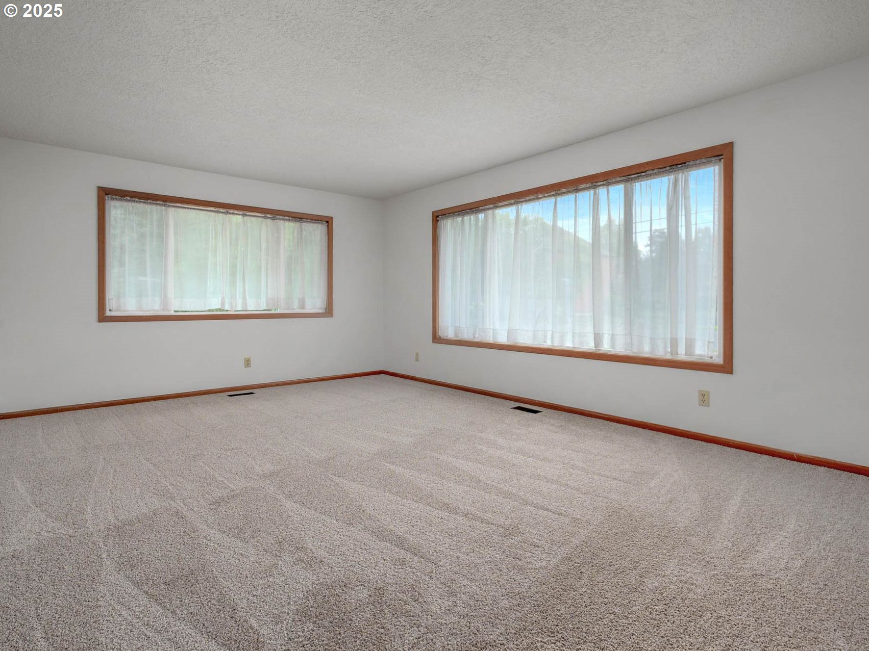 1540 Southeast Morgan Road Hillsboro, OR 97123 - Photo 8 of 48 Living Room