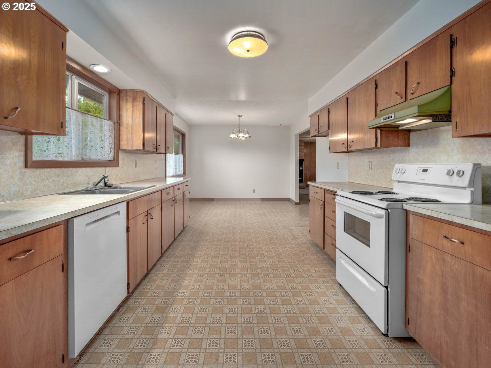 1540 Southeast Morgan Road Hillsboro, OR 97123 - Photo 10 of 48 Kitchen