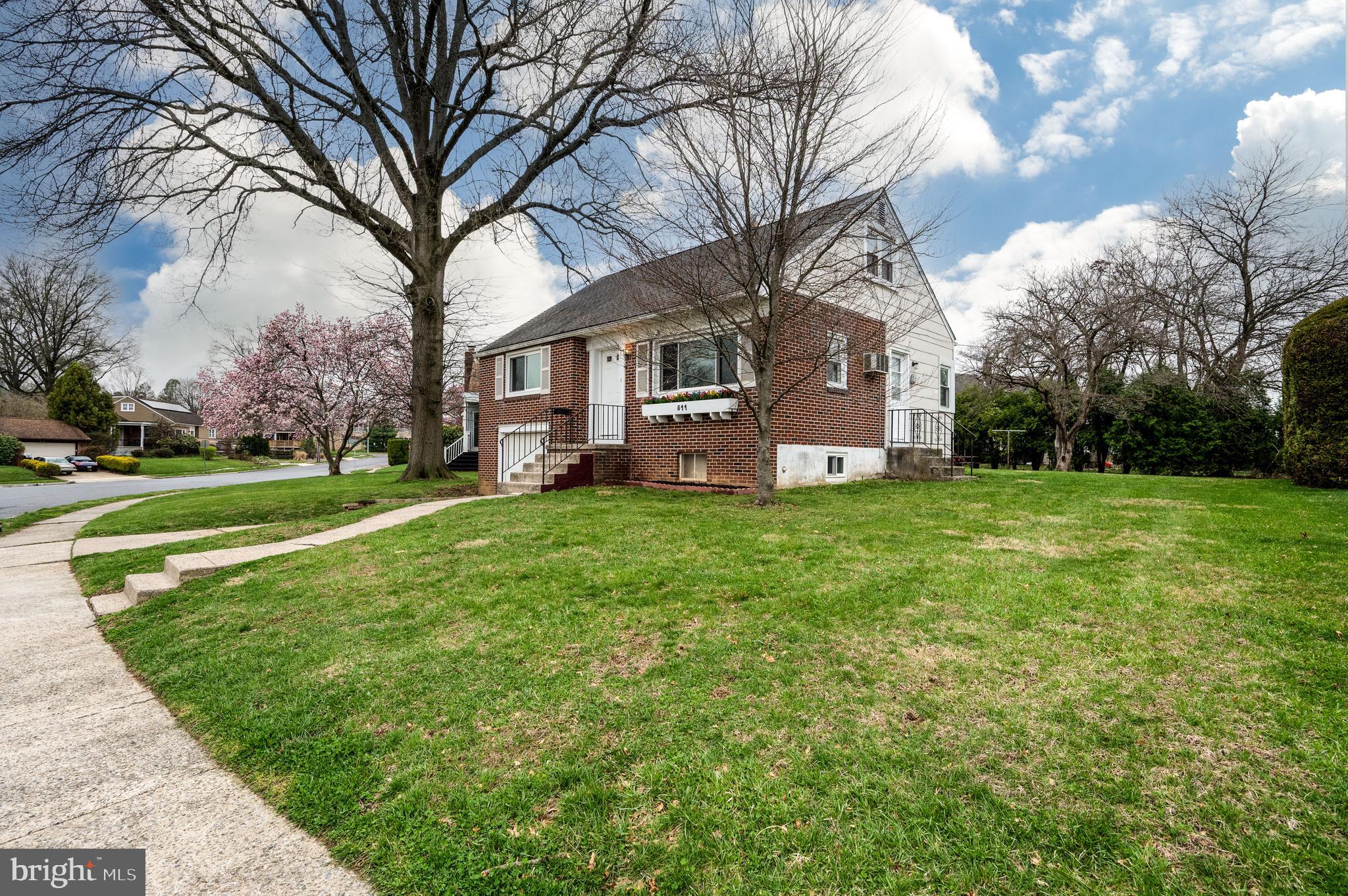 511 Grill Avenue Reading, PA 19607 - Photo 3 of 32