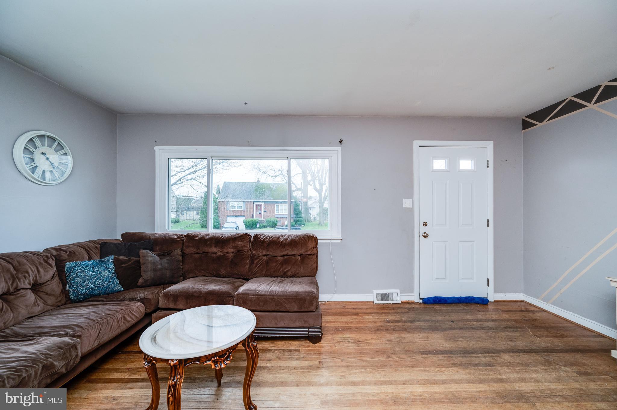 511 Grill Avenue Reading, PA 19607 - Photo 6 of 32 Front Door Entrance/ Livingroom
