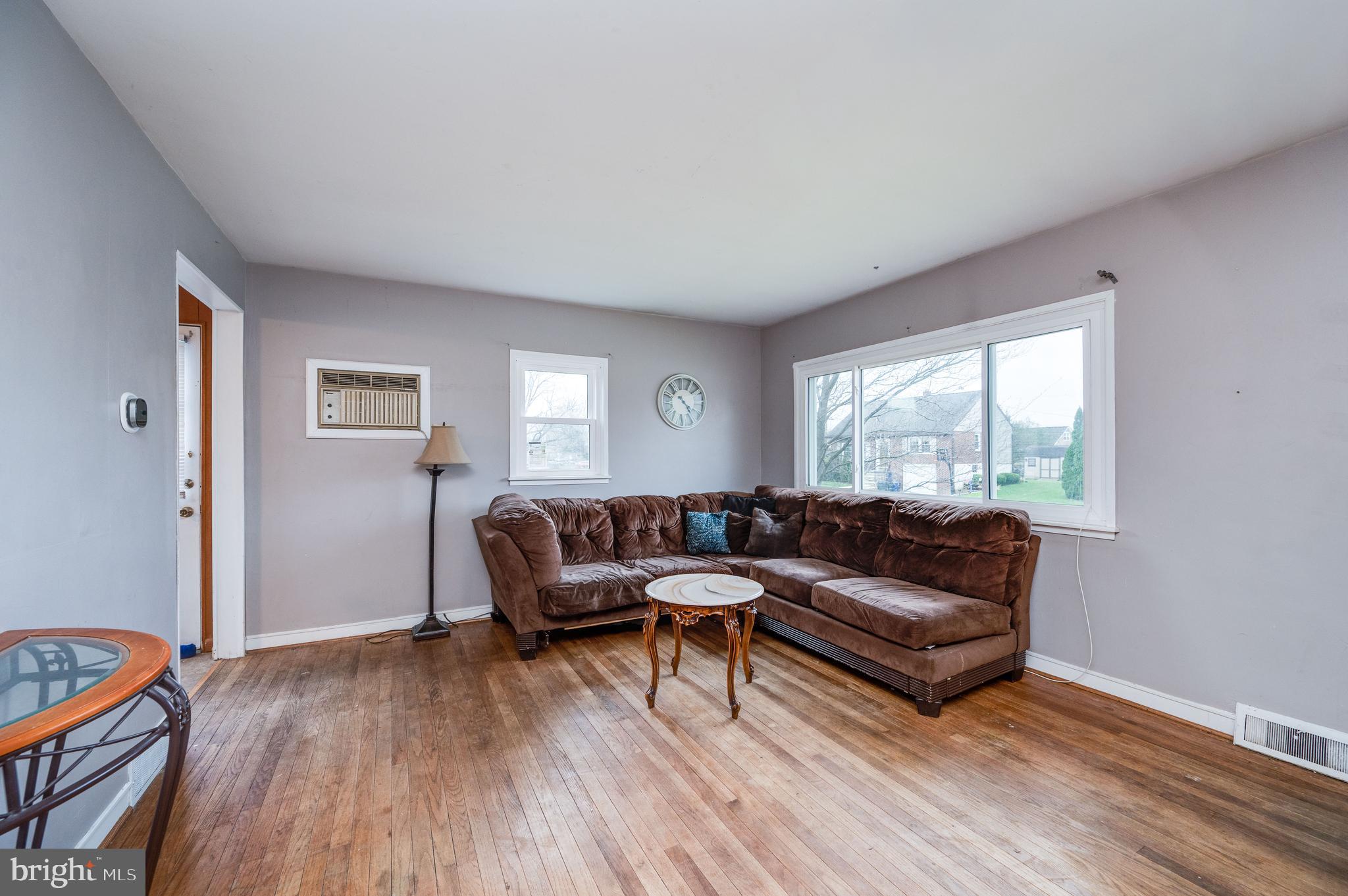 511 Grill Avenue Reading, PA 19607 - Photo 9 of 32 Livingroom