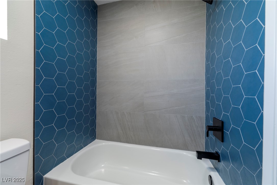 238 Kansas Avenue Henderson, NV 89015 - Photo 54 of 61 Full bath with toilet and shower / washtub combination
