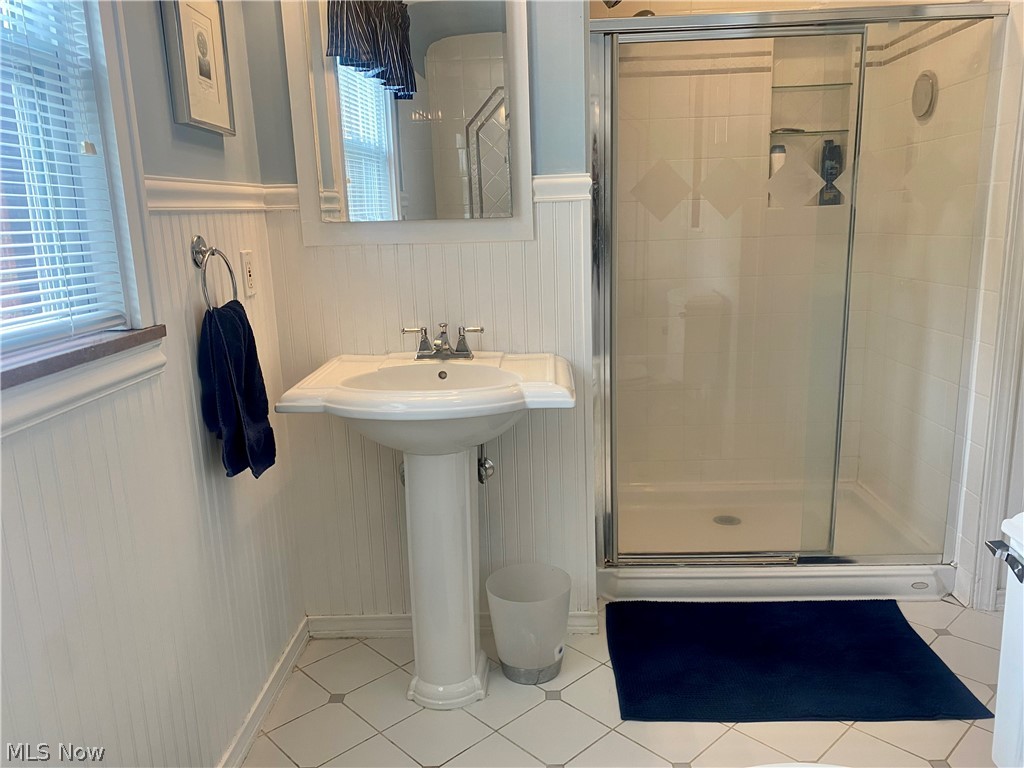 2460 Traymore Road Cleveland, OH 44118 - Photo 16 of 18 Note size of stall shower.