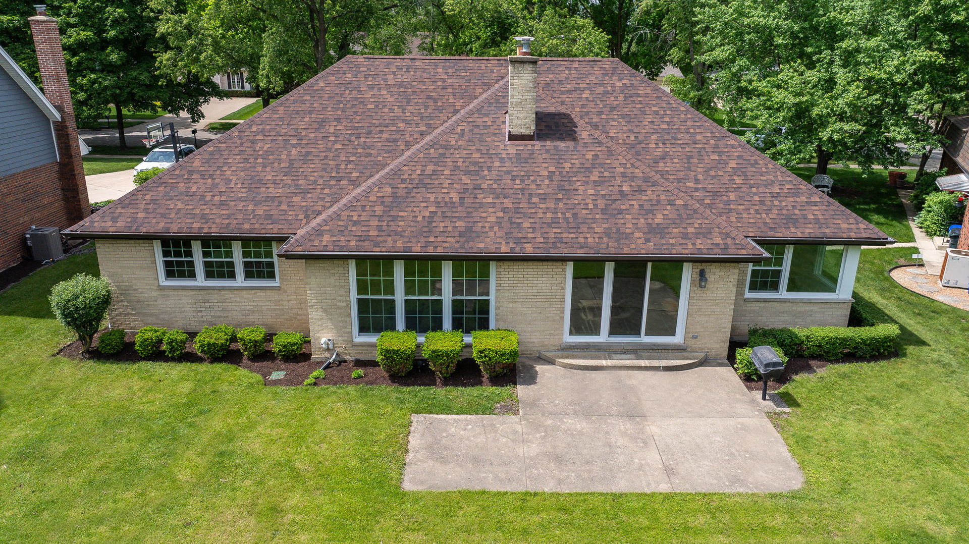 541 Williamsburg Road Glen Ellyn, IL 60137 - Photo 32 of 45 a front view of a house with a garden and plants