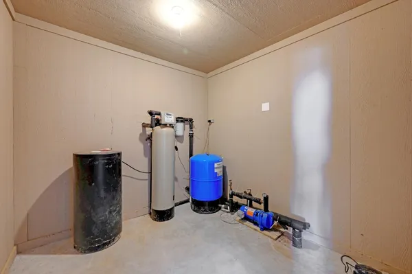 $1,749,900 | 62 County Road 448, Waelder, TX 78959