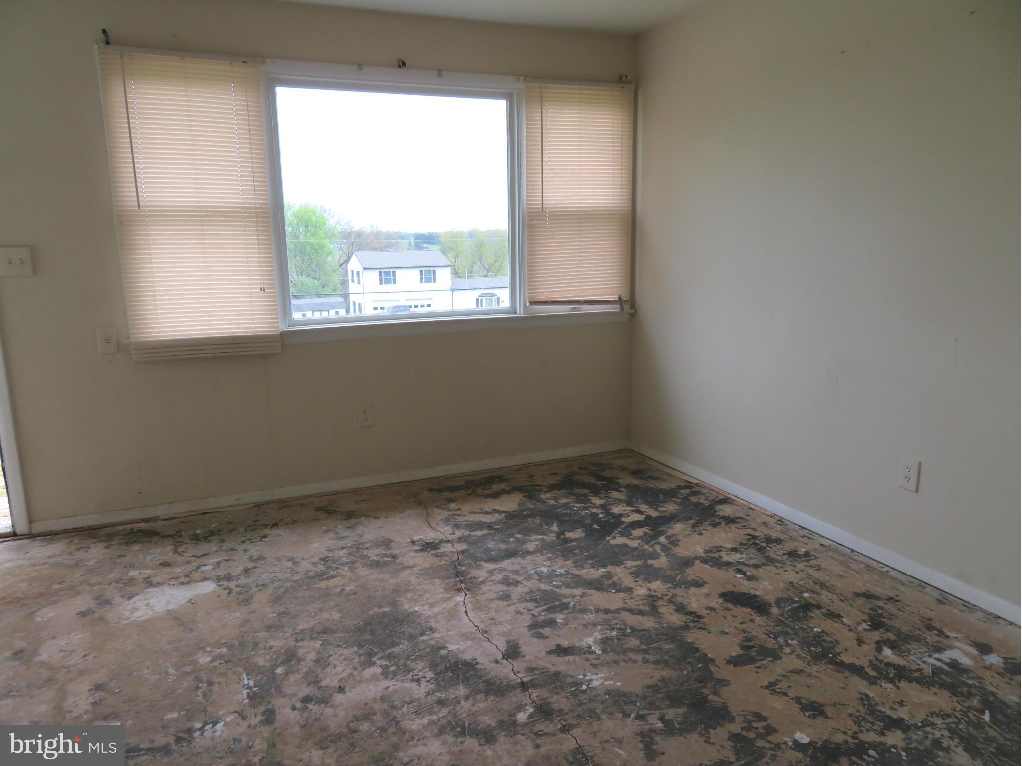1509 Nicodemus Road New Windsor, MD 21776 - Photo 3 of 18 Living Room