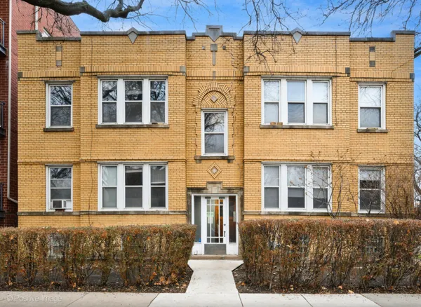 $2,400 | 3700 West Cornelia Avenue, Unit 2, Chicago, IL 60618