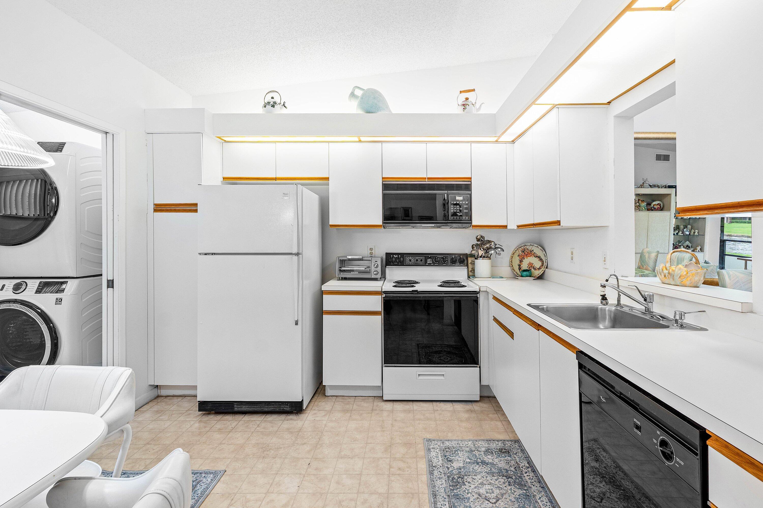 8282 Springlake Drive Boca Raton, FL 33496 - Photo 7 of 40 Kitchen