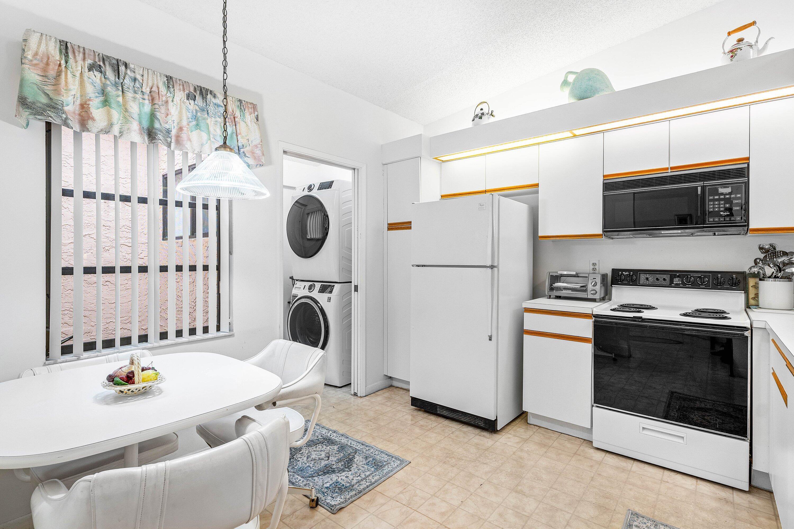 8282 Springlake Drive Boca Raton, FL 33496 - Photo 8 of 40 Kitchen