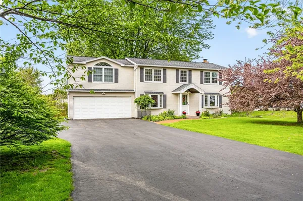 $379,900 | 4 Skelby-Moor Lane, Perinton, NY 14450