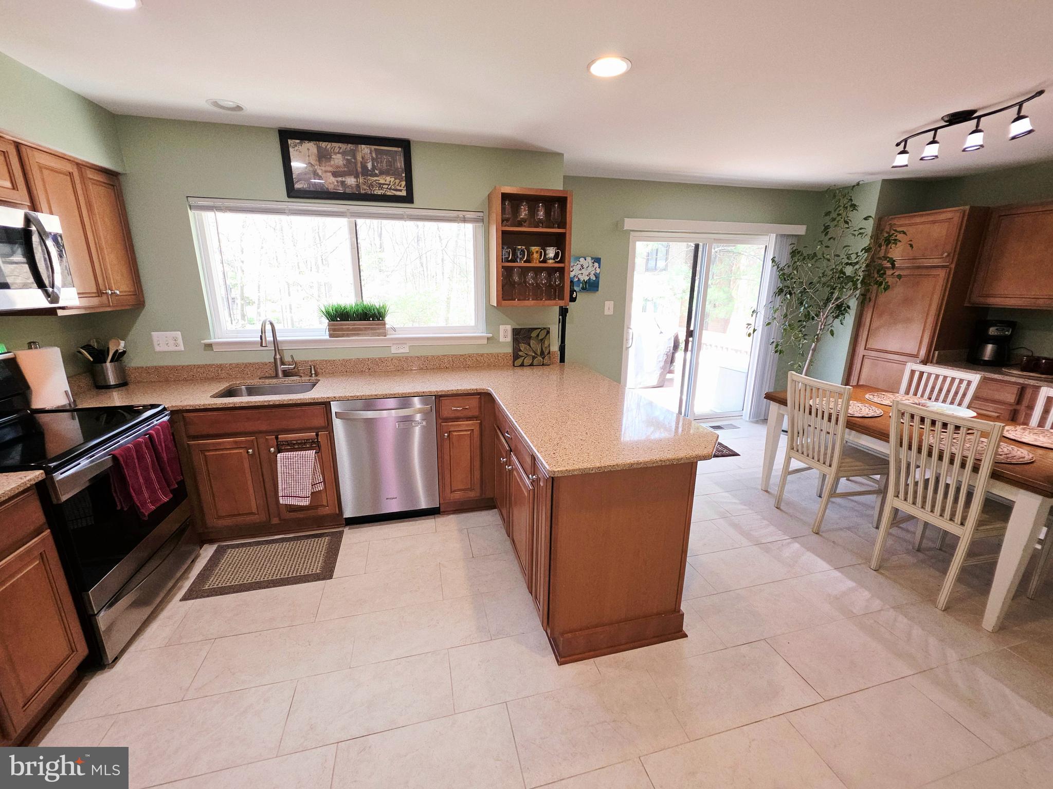2032 Swans Neck Way Reston, VA 20191 - Photo 3 of 40 Granite Counters