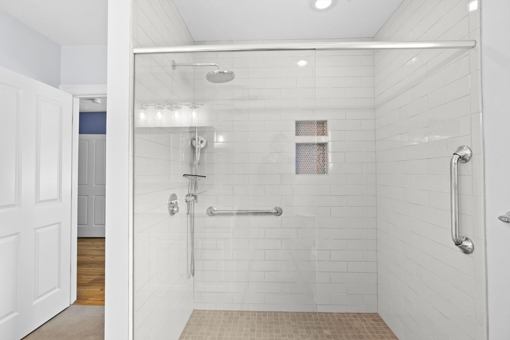 10 Mariner's Drive, Unit 10 Marshfield, MA 02050 - Photo 9 of 25 a bathroom with a shower