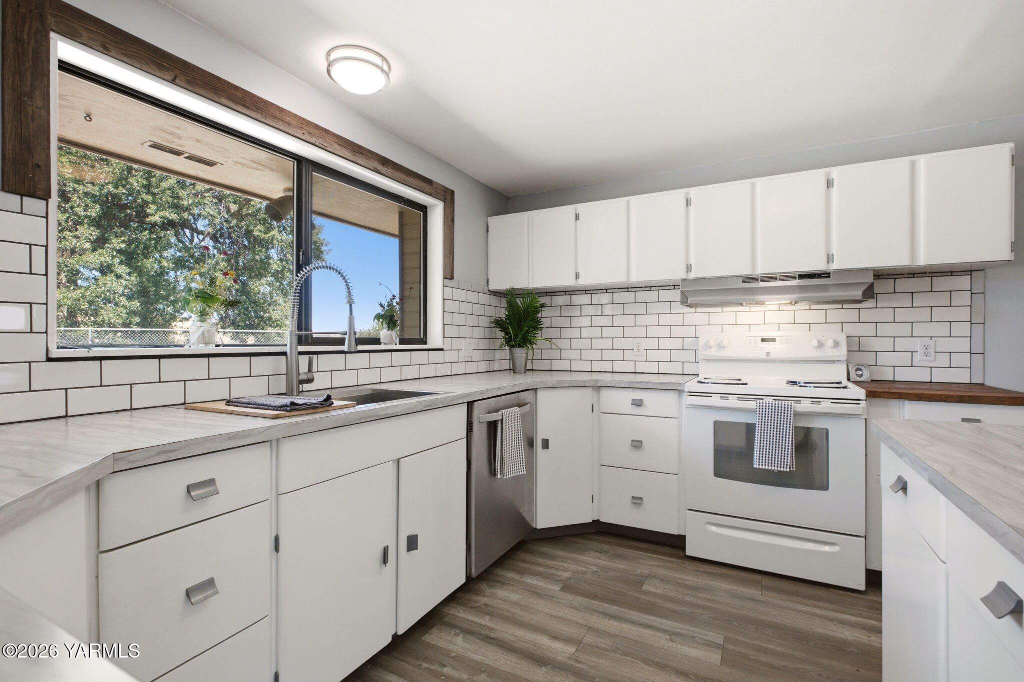 15791 Rutherford Road Yakima, WA 98903 - Photo 18 of 31 Kitchen
