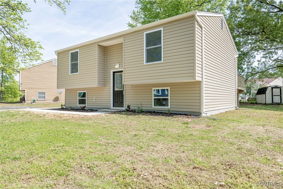 2821 Remington Road Henrico, VA 23231 - Photo 2 of 24 a backyard of a house