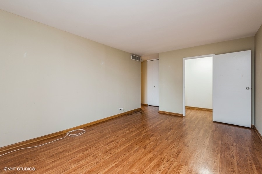 6033 North Sheridan Road, Unit 12K Chicago, IL 60660 - Photo 5 of 11 a view of an empty room with wooden floor