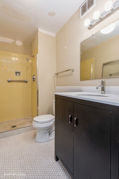 6033 North Sheridan Road, Unit 12K Chicago, IL 60660 - Photo 8 of 11 a bathroom with a sink a toilet and shower