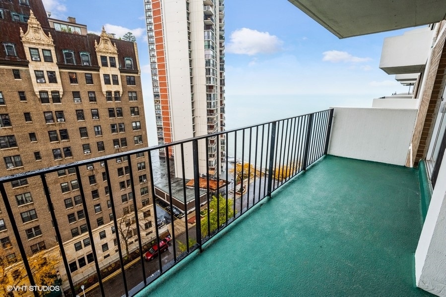 6033 North Sheridan Road, Unit 12K Chicago, IL 60660 - Photo 10 of 11 a view of a balcony