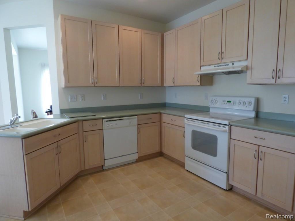 2165 Lagoon Drive Rochester Hills, MI 48309 - Photo 8 of 25